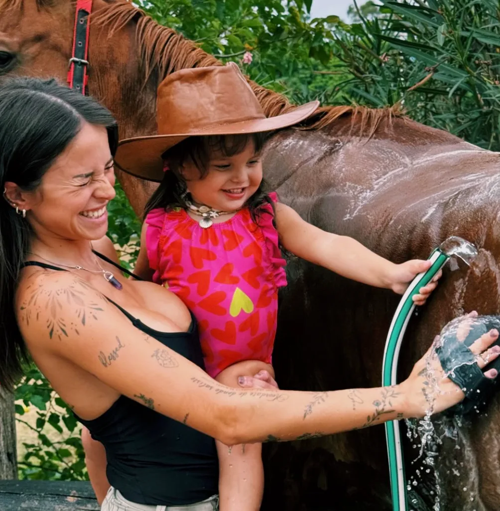 Carolina Müller con su hija